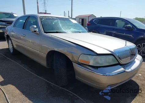 2003 Lincoln Town Car Executive из США, поврежденный, VIN 1LNHM81W93Y630836